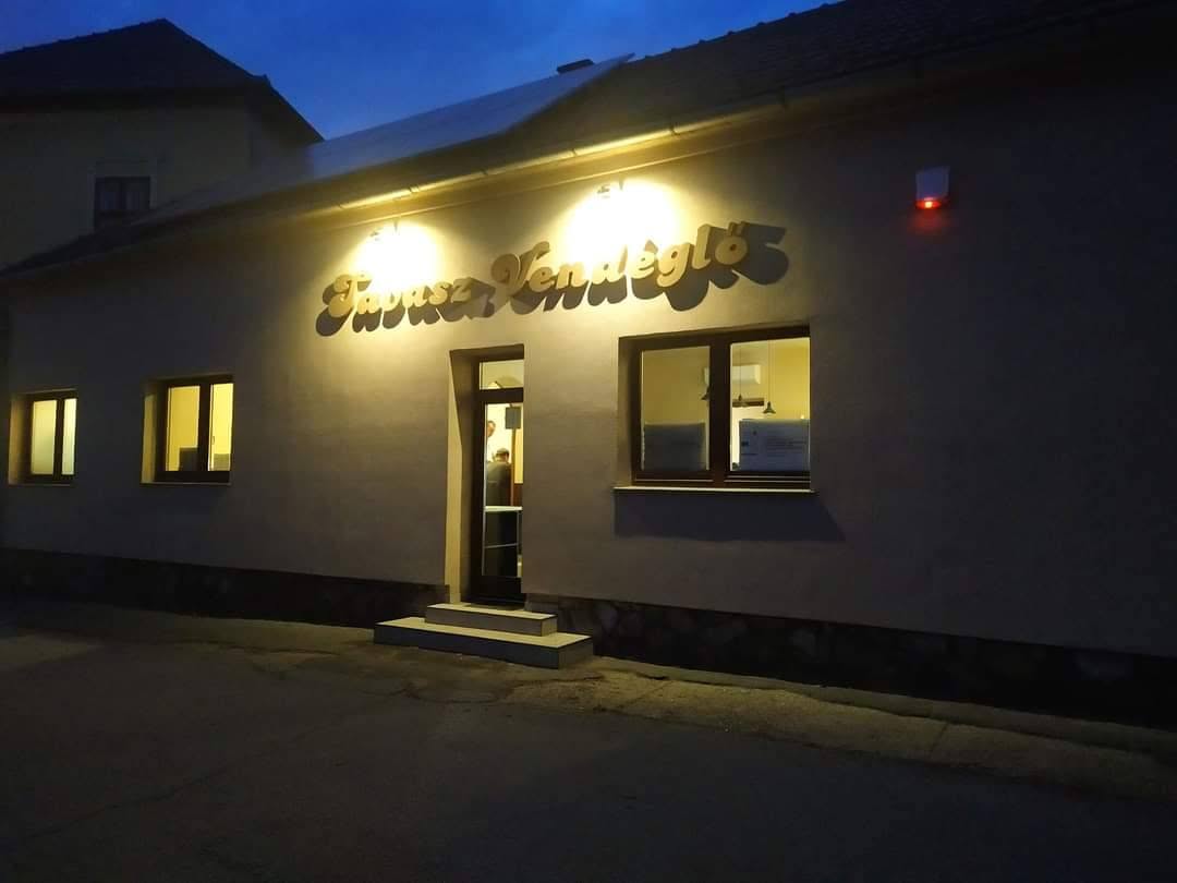 A vendéglő esti fényben