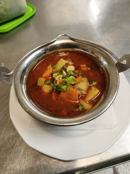 Bográcsos marhagulyás friss zöldségekkel
